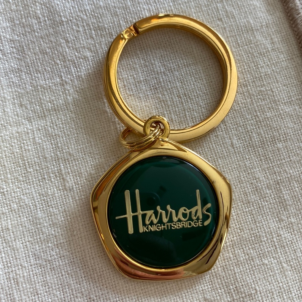 HARRODS Simple & Stylish Keyring, Sign Green & Gold color w/Name+Location, Ring